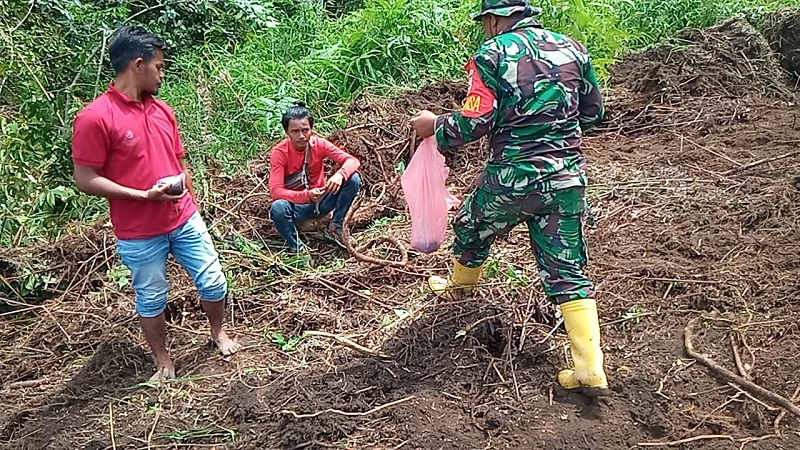 Isoma, Satgas dan Warga Desa Aornakan Makan Bareng dan Mengingatkan Bahaya Covid-19