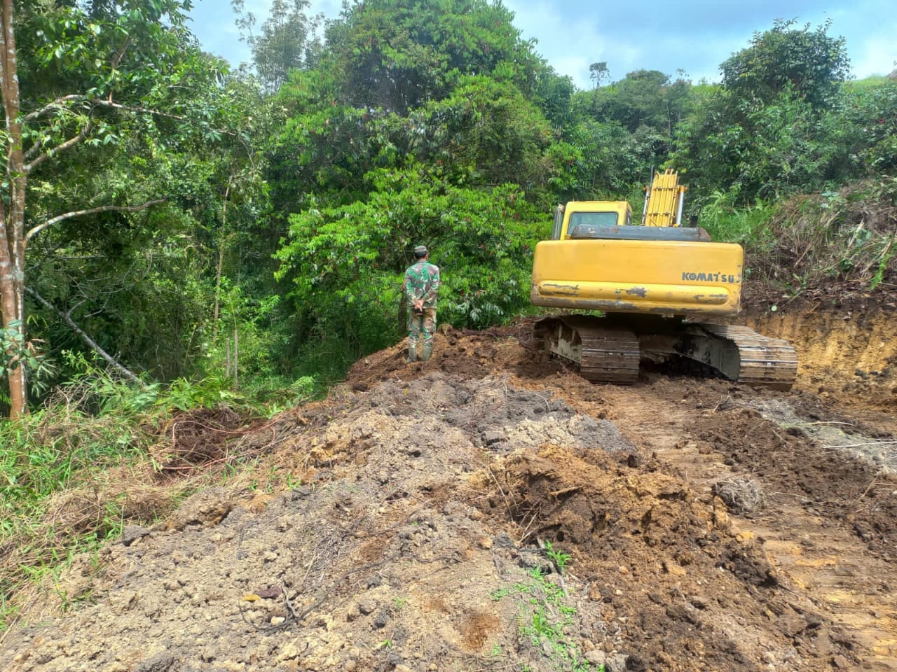 Jalan 8 Km Belum Siap, Warga Sudah Menggunakannya, Ini Buktinya!!