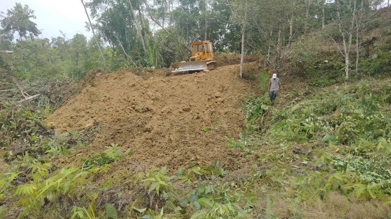 Jelang Pembukaan TMMD Kodim 0206/Dairi, Personel dan Warga Lanjutkan Pekerjaan Fisik Utama