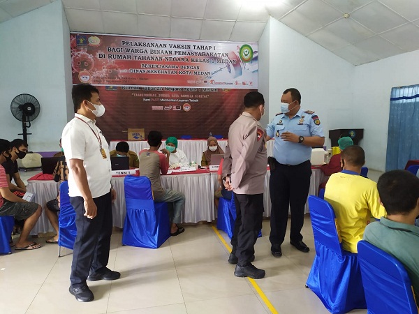 Kapolsek Medan Helvetia Tinjau Vaksinasi 500 Warga Binaan Rutan Kelas 1 Medan