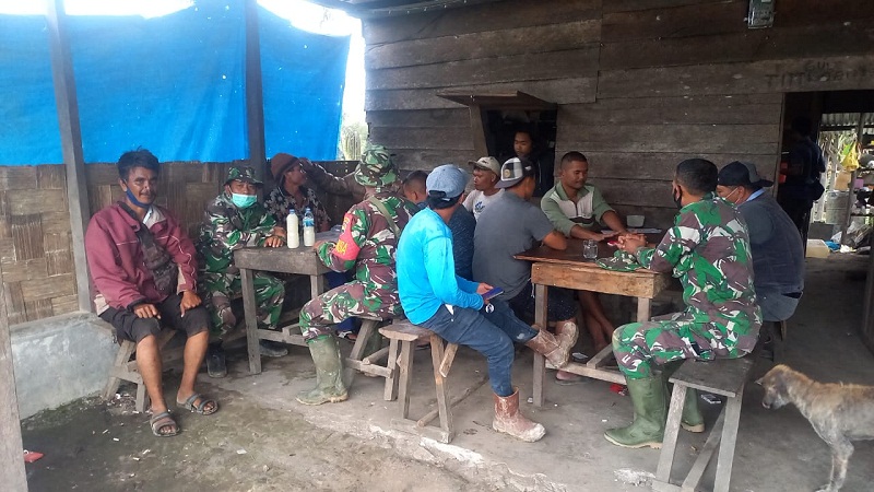 Komsos di Lokasi Pra TMMD Kodim 0206/Dairi Mengajak Warga Terapkan 5M