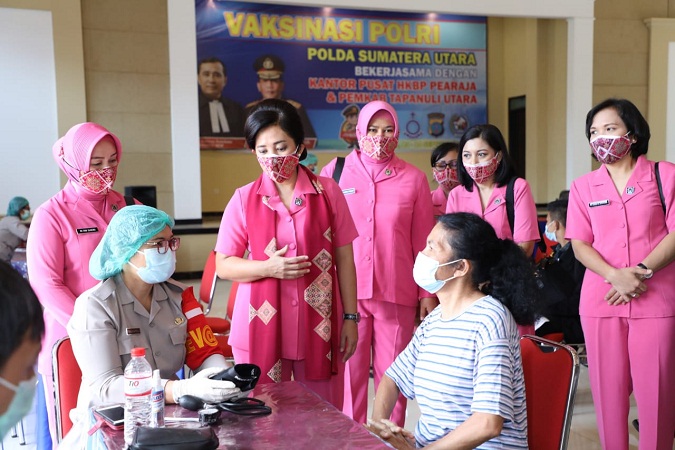 Kunker ke Taput, Kapolda Sumut Tinjau Vaksinasi dan Berikan Bansos Kepada Masyarakat