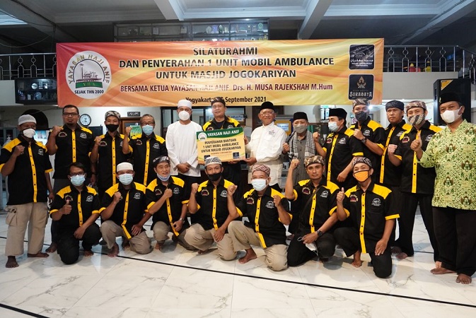 Laksanakan Amanah Sang Ayah, Musa Rajekshah Serahkan Mobil Ambulance ke Masjid Jogokarian Jogja