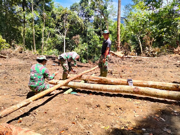 Lokasi TMMD 112 Phakpak Medan Ekstrem, Distribusi Gorong-gorong Menggunakan Pikulan Kayu