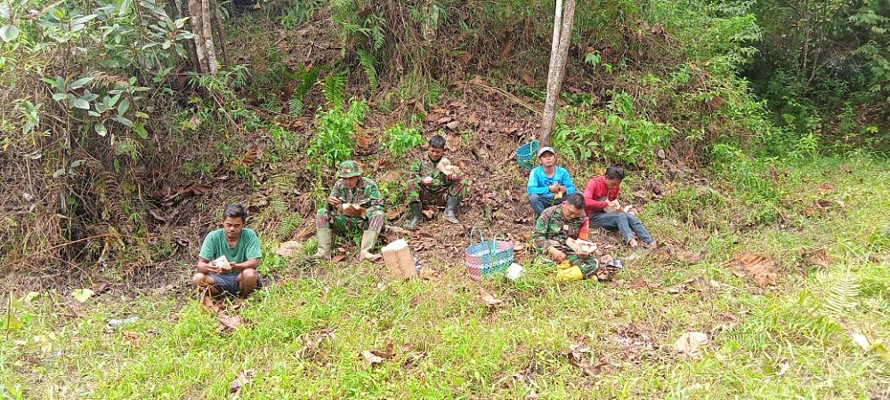 Makan Bareng Bersama Warga di Lokasi Pra TMMD Kodim 0206/Dairi, Satgas Jalin Kekompakan