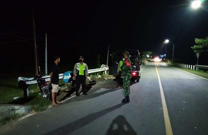 Malam Hari, TNI-Polri Kecamatan Giriwoyo Tidak Henti Menggelar Pendisiplinan Prokes