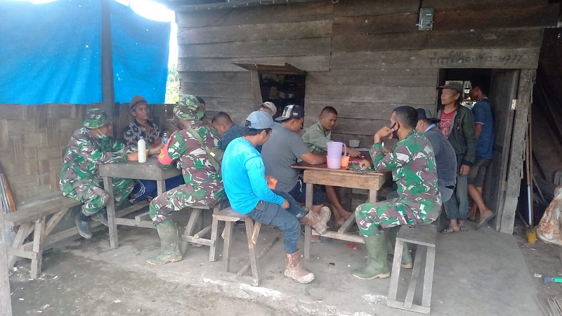 Melalui Komsos, Personel Satgas Kodim 0206/Dairi Sosialisasikan Serbuan Vaksinasi TNI