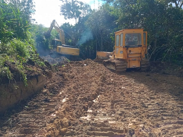 Membelah Bukit, Excavator dan Prajurit Kodim 0206/Dairi Wujudkan Pembangunan
