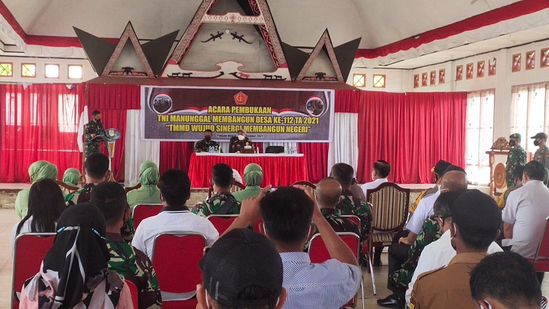 Menyanyikan Lagu Indonesia Raya Mengawali Pembukaan TMMD 112 Kodim 0206/Dairi