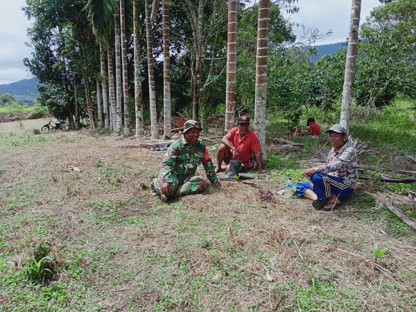 Meski Sibuk Buat Jalan 8 Km di Pakpak, Komsos Tetap Dilakukan Prajurit TNI AD