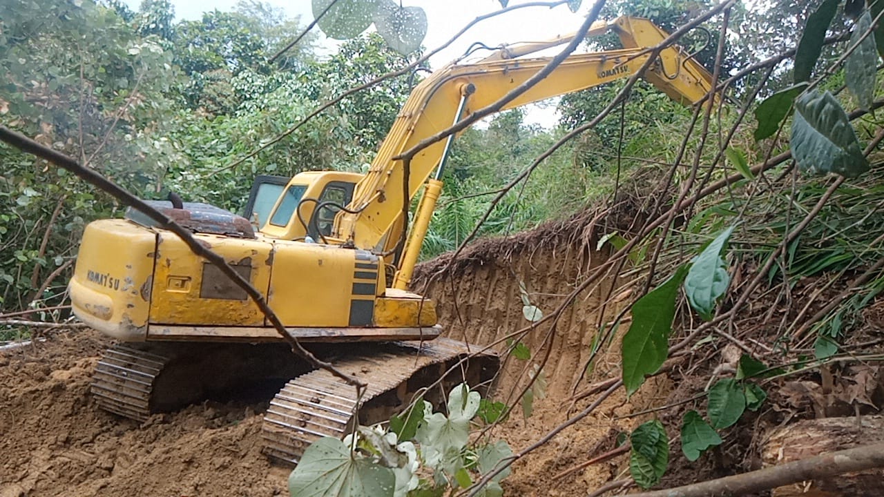 Meskipun Lokasi Tanah Lembek, Alat Berat Berpacu Terus Kerjakan Pembukaan Jalan 8 Km