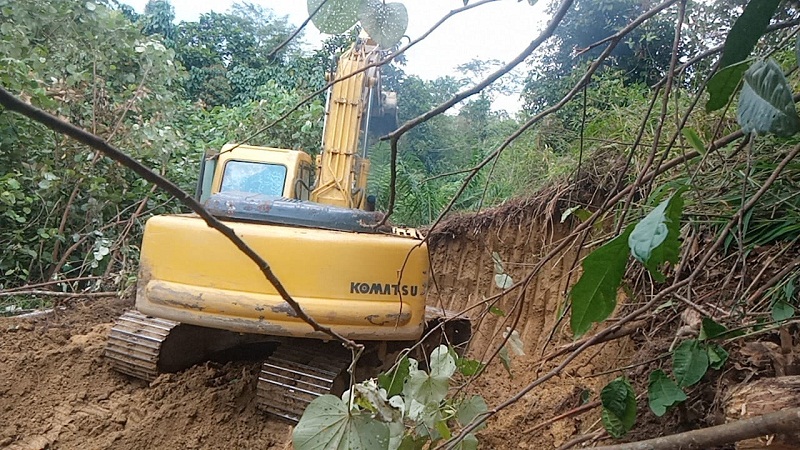 Meskipun Lokasi Tanah Lembek, Alat Berat Berpacu Terus Kerjakan Pembukaan Jalan 8 Km