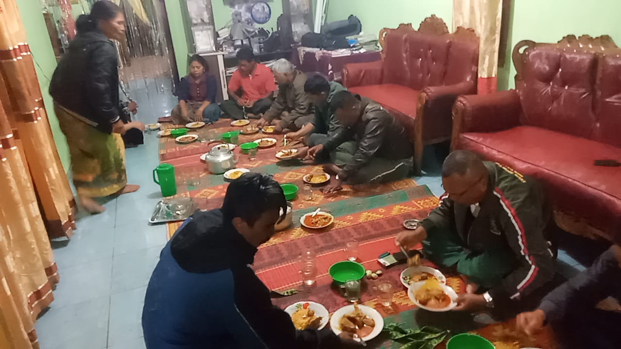 Malam Minggu, Satgas TMMD 112 Kodim 0206/Dairi Dijamu Pak Kades Makan Nasi Peleng