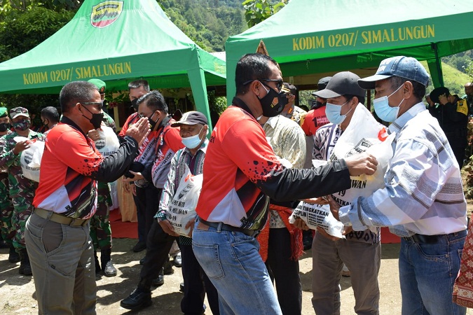 Pangdam I/BB Berbagi Tali Asih kepada Masyarakat di Desa Sipolha