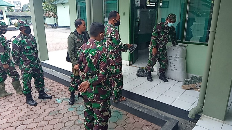 Pasilog Kodim 0206/Dairi Membagikan Perlengkapan Tugas Satgas