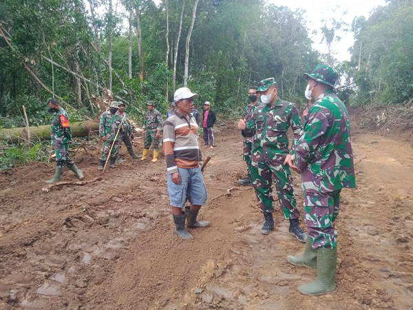 Pastikan Hasil Pembukaan Jalan Penghubung Desa, Dandim 0206/Dairi Telusuri Lokasi Pra TMMD 112