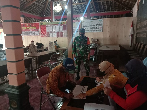 Pastikan Sesuai Protkes, Babinsa Purwoharjo Medampingi Warganya Terima BLT