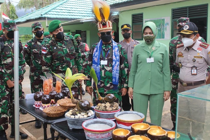 Pasukan TNI Bersenjata Lengkap Mengawal Pangdam I/BB di Jayapura