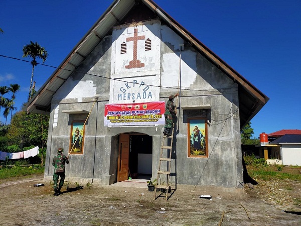 Pengecatan Bangunan Gereja dalam Program Tambahan TMMD 112 Kodim 0206/Dairi Tuntas 100%