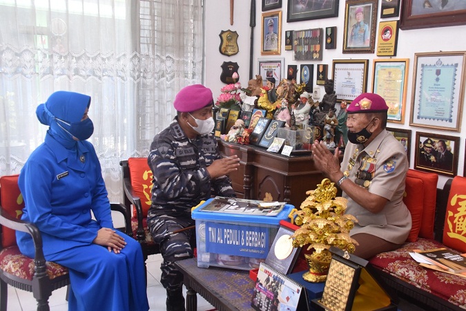 Peringati HUT ke-76 TNI AL, Korps Marinir Menggelar Kegiatan Sosial