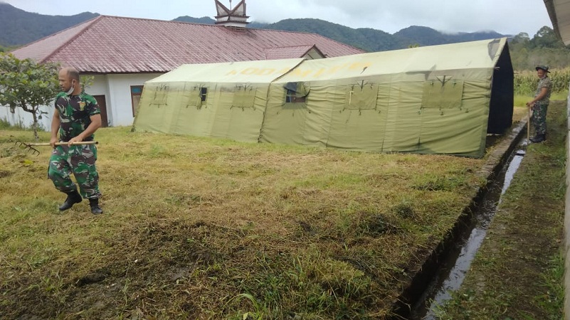 Personel Kodim 0206/Dairi Bersih-bersih di Lokasi Penginapan Satgas TMMD 112