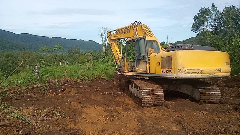 Turun Naik Bukit, Dua Alat Berat Bersama Tentara dan Warga Bangun Jalan 8 Km di Phakpak