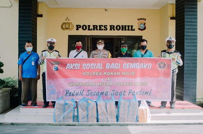 Polres Rohil dan Awak Media Membagikan Bersama Ratusan Nasi Kotak kepada Warga