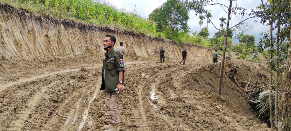 Puluhan Tahun Dambakan Jalan, Dandim 0206/Dairi Datang Warga Aornakan 2 Tersenyum Gembira