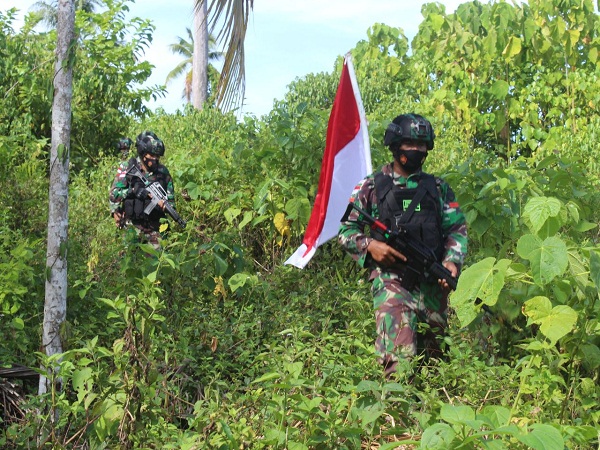 Satgas Pamtas Yonif 131/Brs Melaksanakan Patroli untuk Mengecek Patok Batas RI-PNG
