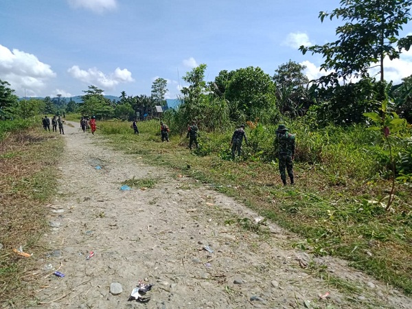 Satgas TNI Beserta Aparat Desa dan Masyarakat Melaksanakan Kerja Bakti