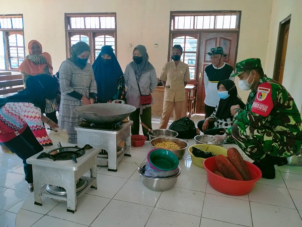 Satgas Yonif 512/QY Bersama Warga Menyulap Jantung Pisang Jadi Makanan Ringan