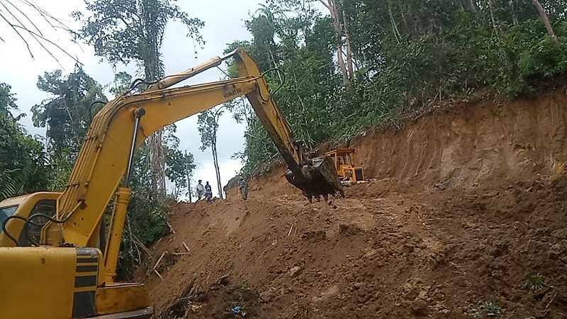 Sebelum Kerjakan Pembukaan Jalan, Apel Pagi Menjadi Sarapan Rutin Prajurit TNI dan Warga