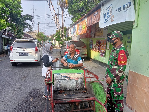 Sertu Joko Riyanto Galakkan Jumat Bersih serta Bagikan Masker dan Himbauan Prokes