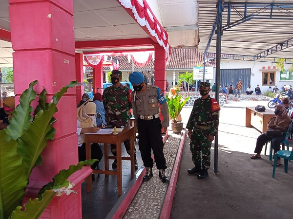 Sinergi Babinsa dan Bhabinkamtibmas Mendampingi Pelaksanaan Vaksin