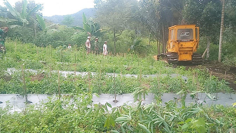 Tentara Datang, Pembangunan Jalan Terwujud di Desa Aornakan 2 dan Sekupak