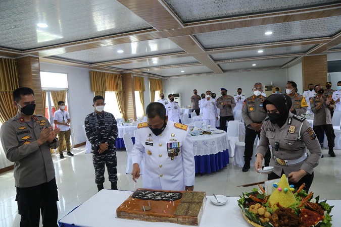 Waka Polda Sumut Berikan Suprise di Hari Jadi TNI AL ke-76