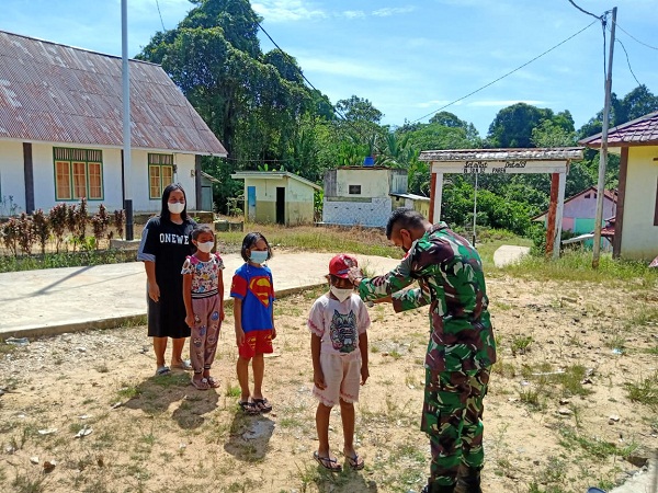 Tingkatkan Kekebalan Tubuh Balita, Satgas Pamtas Yonif Mekanis 643/Wns Bantu Puskesmas di Perbatasan