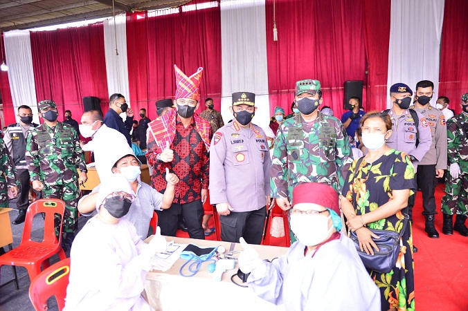 Kapolri dan Panglima Cek Vaksinasi di Pasar Induk Medan