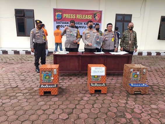 3 Unit Mesin Jackpot Dindong Beserta 5 Orang Pemain Diamankan Polisi