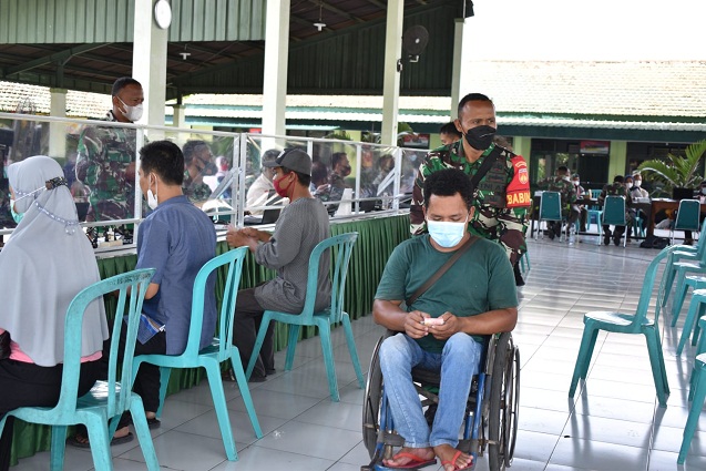 Babinsa Membantu Penyandang Disabilitas Penerima BTPKLW Melalui Kodim Sragen