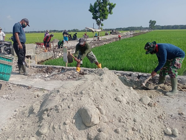 Bahu Jalan di Lokasi Talud JL. Dk. Majasto-Dk. Boto Terus Dilakukan Pengurugan untuk Kejar Target