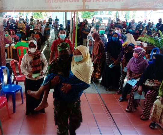 Bantu Kelancaran Vaksinasi, Babinsa Tidak Segan Bopong Lansia