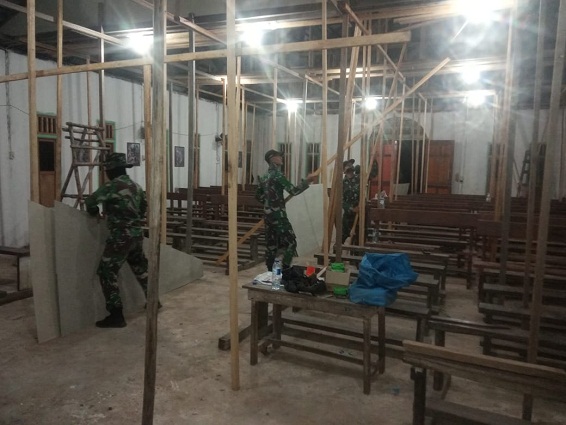 Junjung Toleransi Beragama, Satgas Pamtas Yonif Mekanis 643/Wns Bantu Renovasi Gereja di Perbatasan.
