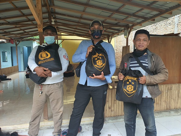 Kabareskrim Bagikan Sembako kepada FWP