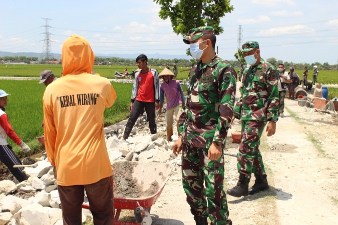 Katim Wasev Itdam IV/Diponegoro Kolonel Cpm Bambang Guritno, S.H Memberikan Apresiasi TMMD Reg 112