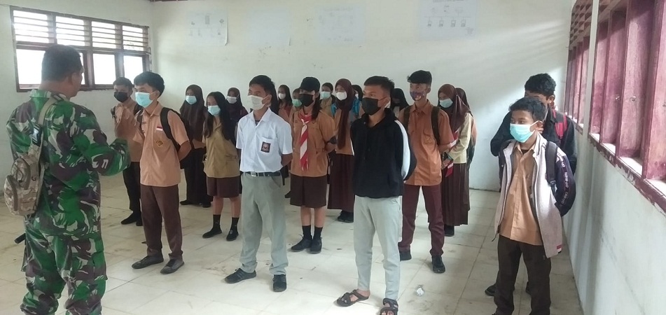 Manfaatkan TMMD, Peltu Chandra Mengajak Pelajar Jadi Prajurit TNI AD