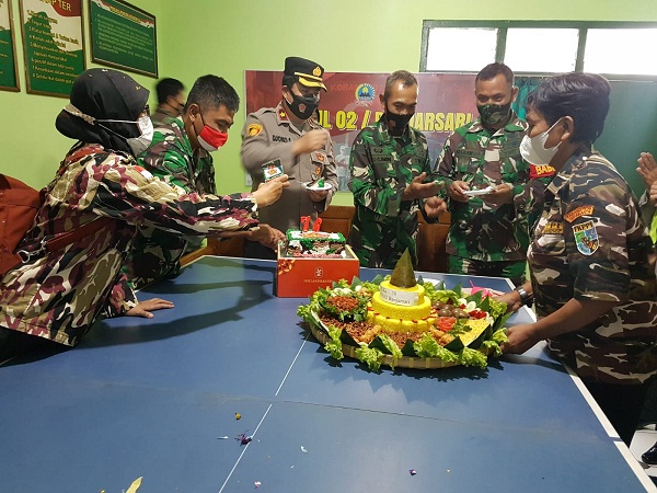 Polsek Banjarsari dan FKPPI 11.35 Surakarta Berikan Kejutan Ke Koramil 02/Banjarsari di HUT TNI ke-76