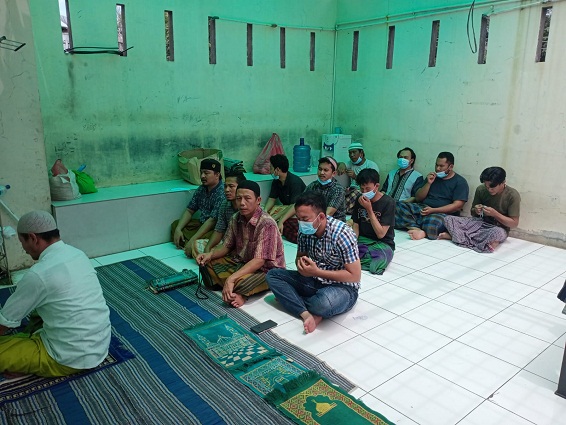 Setelah Sholat Jumat, Tahanan Polsek Medan Baru Beragama Islam dan Nasrani Makan Siang Bersama