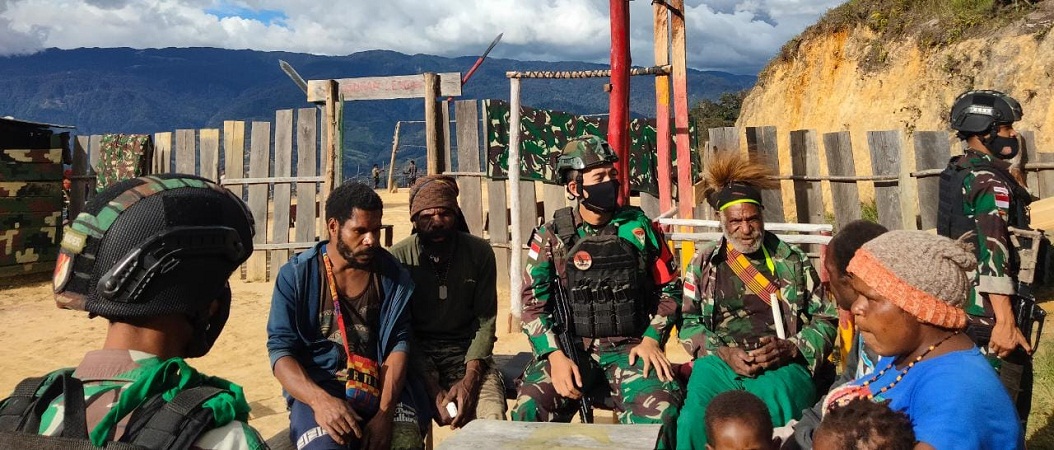 Terciptanya Hubungan yang Harmonis, Tokoh Adat dan Masyarakat Anjangsana ke Pos Satgas Yonif RK 751/VJS