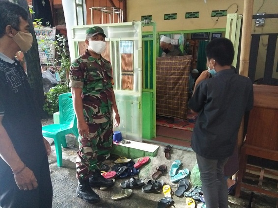 Babinsa Jayengan Takziah di Wilayah Binaannya Sambil Cek Prokes